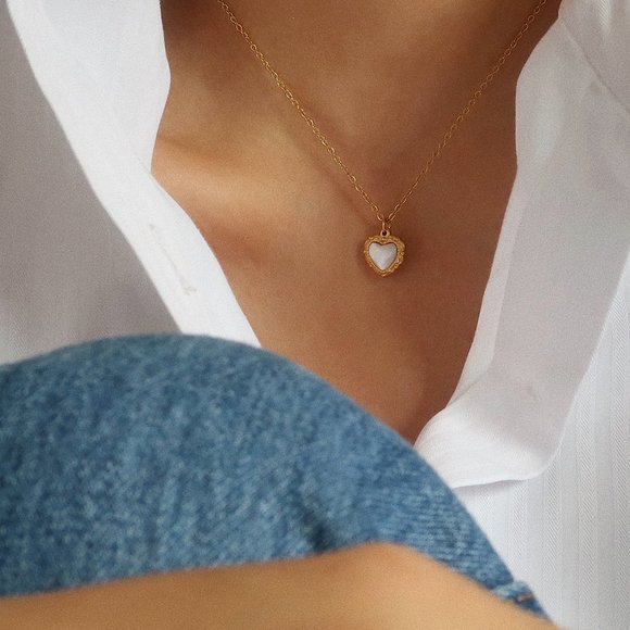 NEW 18K Gold Plated Shell Embossed Heart Love Necklace - Picture 11 of 12